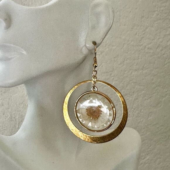 Real Pressed Daisy Resin Earrings in Gold Tone Circles - Picture 6 of 8